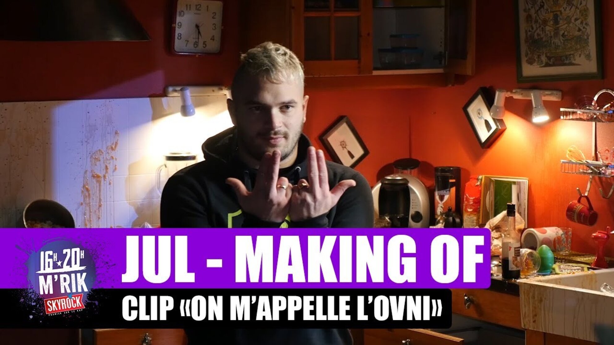 Mrik sur le tournage du clip de Jul "On m'appelle l'Ovni"