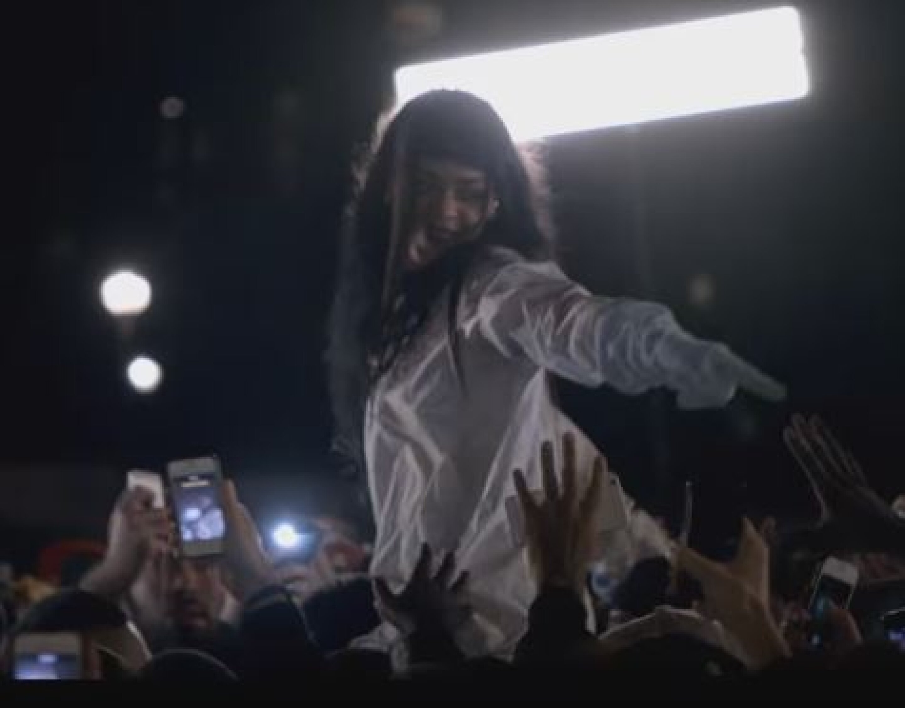 [VIDÉO] Rihanna avec ses fans parisiens pour un clip !