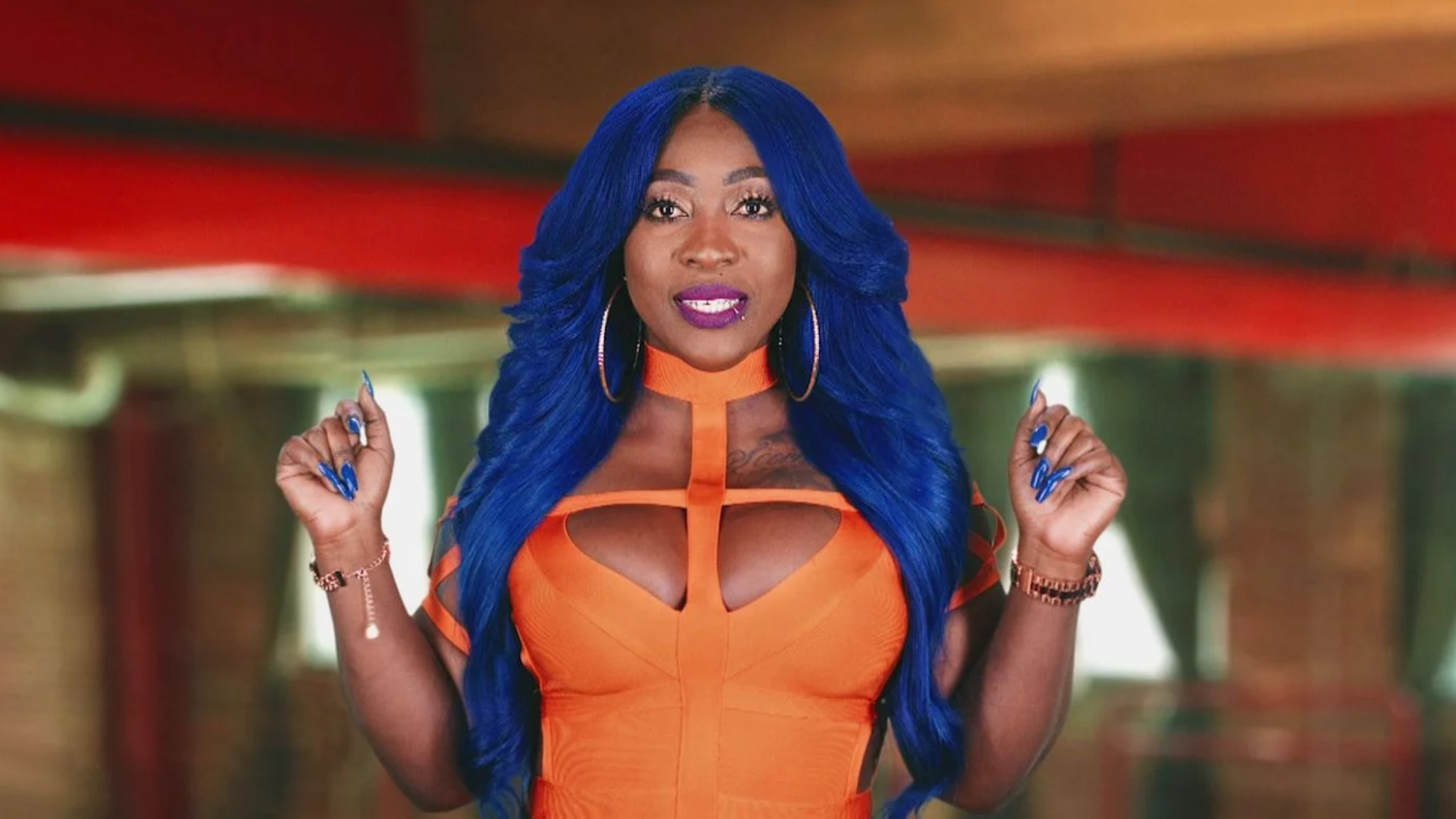 La rappeuse Spice met le feu au festival en twerkant sur le caméraman 👀