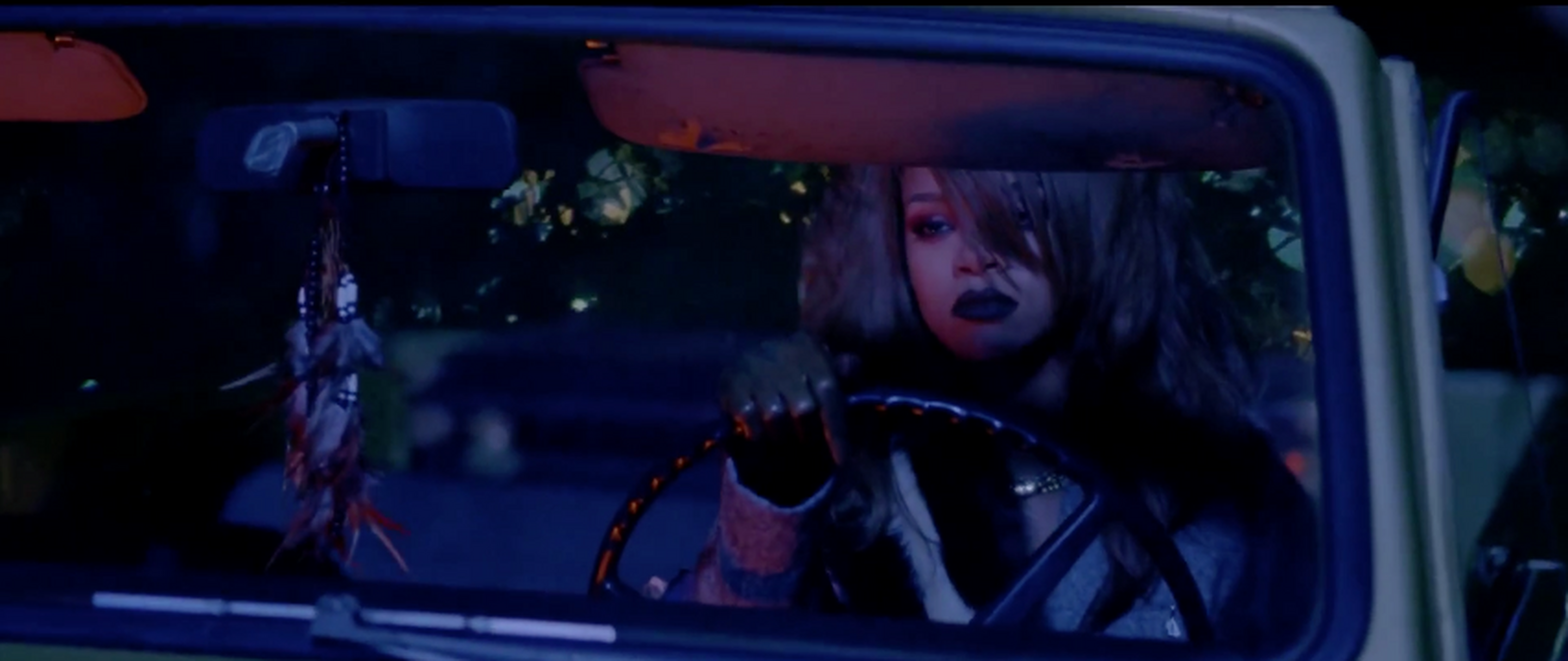 Rihanna - Bitch Better Have My Money (Clip Officiel)