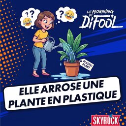 Une femme arrose une plante en plastique pendant deux ans